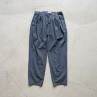 【 Size 44のみ 】 STILL BY HAND - GARMENT DYE 4TUCK PANTS Blue Grey