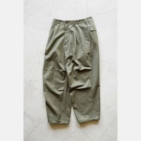 【size 44 のみ】 STILL BY HAND - ニータックパンツ Olive