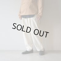 [UNISEX] (size 44 のみ) STILL BY HAND - GARMENT DYE CORDUROY PANTS Off White