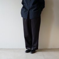 【size 44 のみ】 STILL BY HAND - COTTON JERSEY 1TUCK PANTS Black Navy