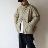 【size 46 のみ】 STILL BY HAND - ROUND PUFFY BLOUSON Khaki Beige