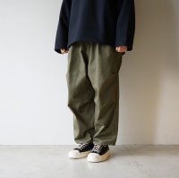 [UNISEX] (size 44 のみ) STILL BY HAND - KNEE TUCK PANTS Olive