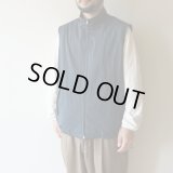 STILL BY HAND - Stand collar vest / Teal Blue