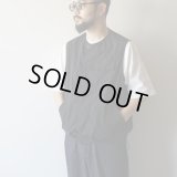 STILL BY HAND - Crewneck vest / Black