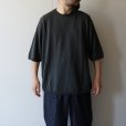 STILL BY HAND - Knitted t-shirt [KN01252] / Green charcoal