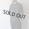 STILL BY HAND - Knitted t-shirt / Green Charcoal