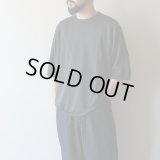 STILL BY HAND - Knitted t-shirt / Green Charcoal
