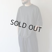 STILL BY HAND - Knitted t-shirt / Green Charcoal