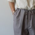STILL BY HAND - Draped training pants [PT03252] / Greige
