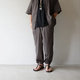 STILL BY HAND - Nylon easy wide pants / Charcoal Brown