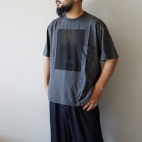 STILL BY HAND - Graphic T-shirt / Charcoal
