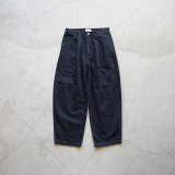 STILL BY HAND - Deep tuck faded denim pants / Ink Black