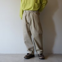 STILL BY HAND - Deep tuck faded denim pants / Beige