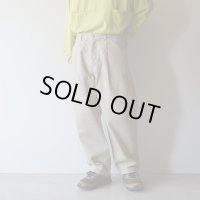 STILL BY HAND - Deep tuck faded denim pants / Beige