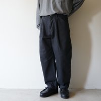 STILL BY HAND - Deep tuck faded denim pants / Ink Black