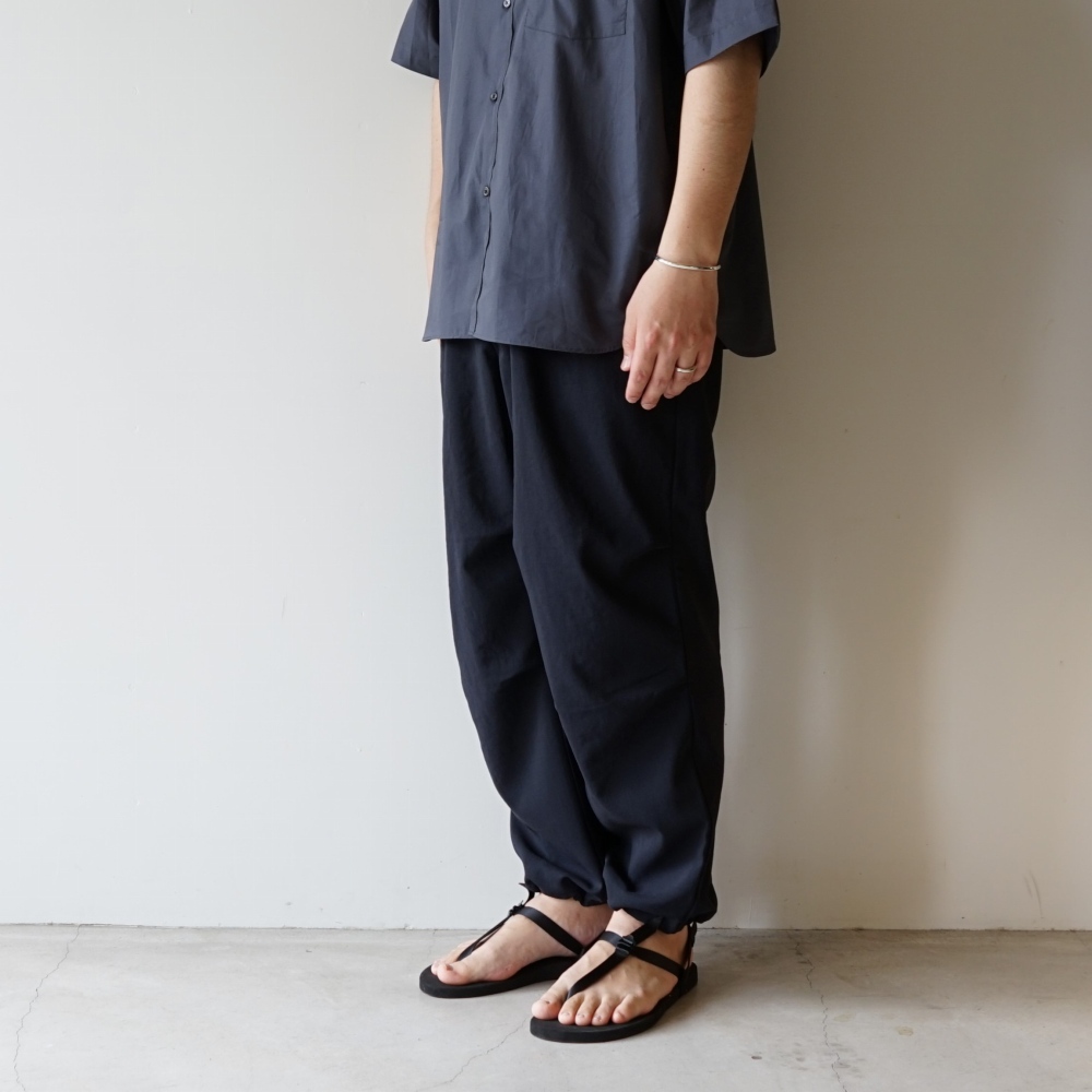 STILL BY HAND - POLYESTER KNEE TUCK PANTS Navy