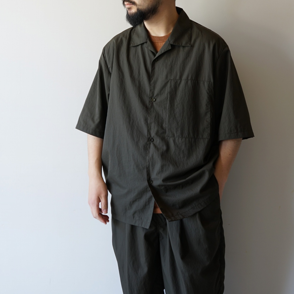 STILL BY HAND - Nylon open collar shirt / Dark Olive