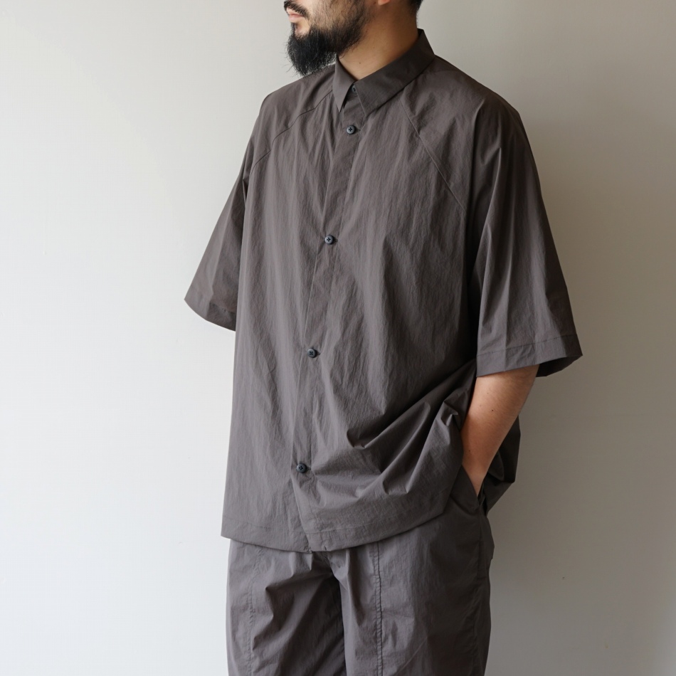 STILL BY HAND - Nylon regular collar shirt / Charcoal Brown