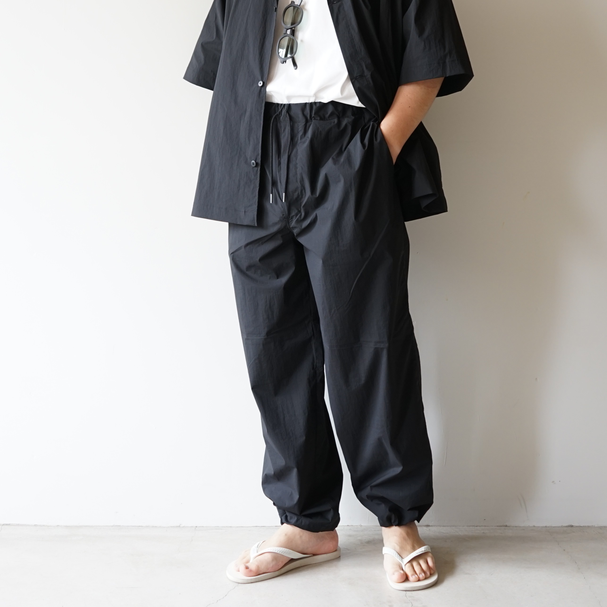 STILL BY HAND - Nylon easy wide pants / Black