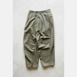 画像: 【size 44 のみ】 STILL BY HAND - ニータックパンツ Olive