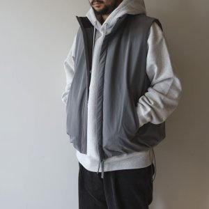 画像: 【size 48 のみ】STILL BY HAND - STAND COLLAR PADDED VEST Blue Grey