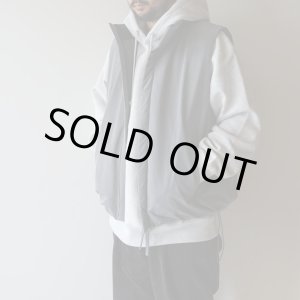 画像: 【size 48 のみ】STILL BY HAND - STAND COLLAR PADDED VEST Blue Grey