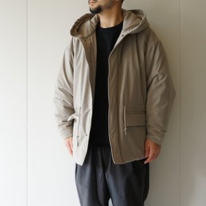 画像: STILL BY HAND - HOODED PUFFY BLOUSON Sand Beige