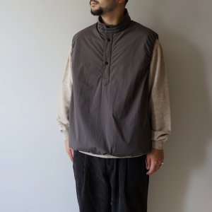 画像: STILL BY HAND - PADDED PULLOVER VEST Charcoal Brown