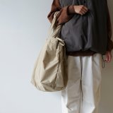 画像: STILL BY HAND - DRAWSTRING TOTE BAG Beige