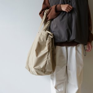 画像: [UNISEX] STILL BY HAND - DRAWSTRING TOTE BAG Beige