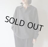 画像: [UNISEX] STILL BY HAND - POLO SWEATER Charcoal