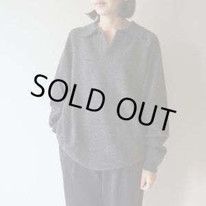 画像: [UNISEX] STILL BY HAND - POLO SWEATER Charcoal