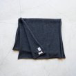 画像19: [UNISEX] STILL BY HAND - CASHMERE MIX STOLE Charcoal (19)