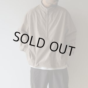 画像: [size48のみ] STILL BY HAND - STAND COLLAR ANORAK Beige