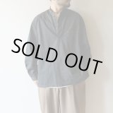 画像: [size46のみ] STILL BY HAND - Garment dye over shirt / Green Charcoal