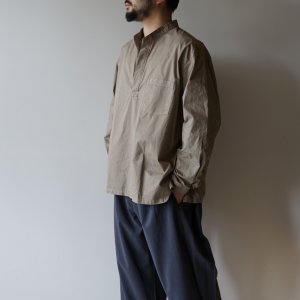 画像: [size46のみ] STILL BY HAND - Garment dye over shirt / Khaki Beige