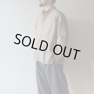 画像: [size46のみ] STILL BY HAND - Garment dye over shirt / Khaki Beige
