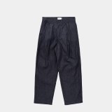 画像: STILL BY HAND - 10oz denim 2tuck pants / Navy