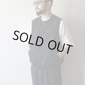画像: STILL BY HAND - Crewneck vest / Black