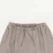 STILL BY HAND - Draped training pants [PT03252] / Greige