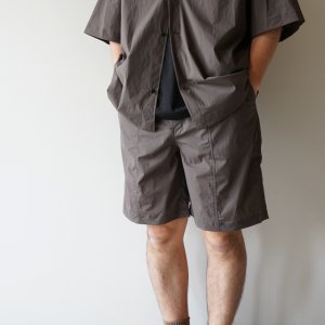 画像: STILL BY HAND - Nylon easy shorts [PT02252] / Charcoal Brown