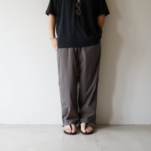 画像: STILL BY HAND - Nylon easy wide pants / Charcoal Brown