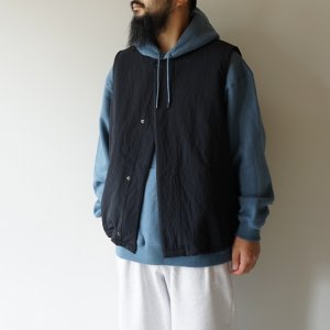 画像: STILL BY HAND - Crewneck boa vest / Black
